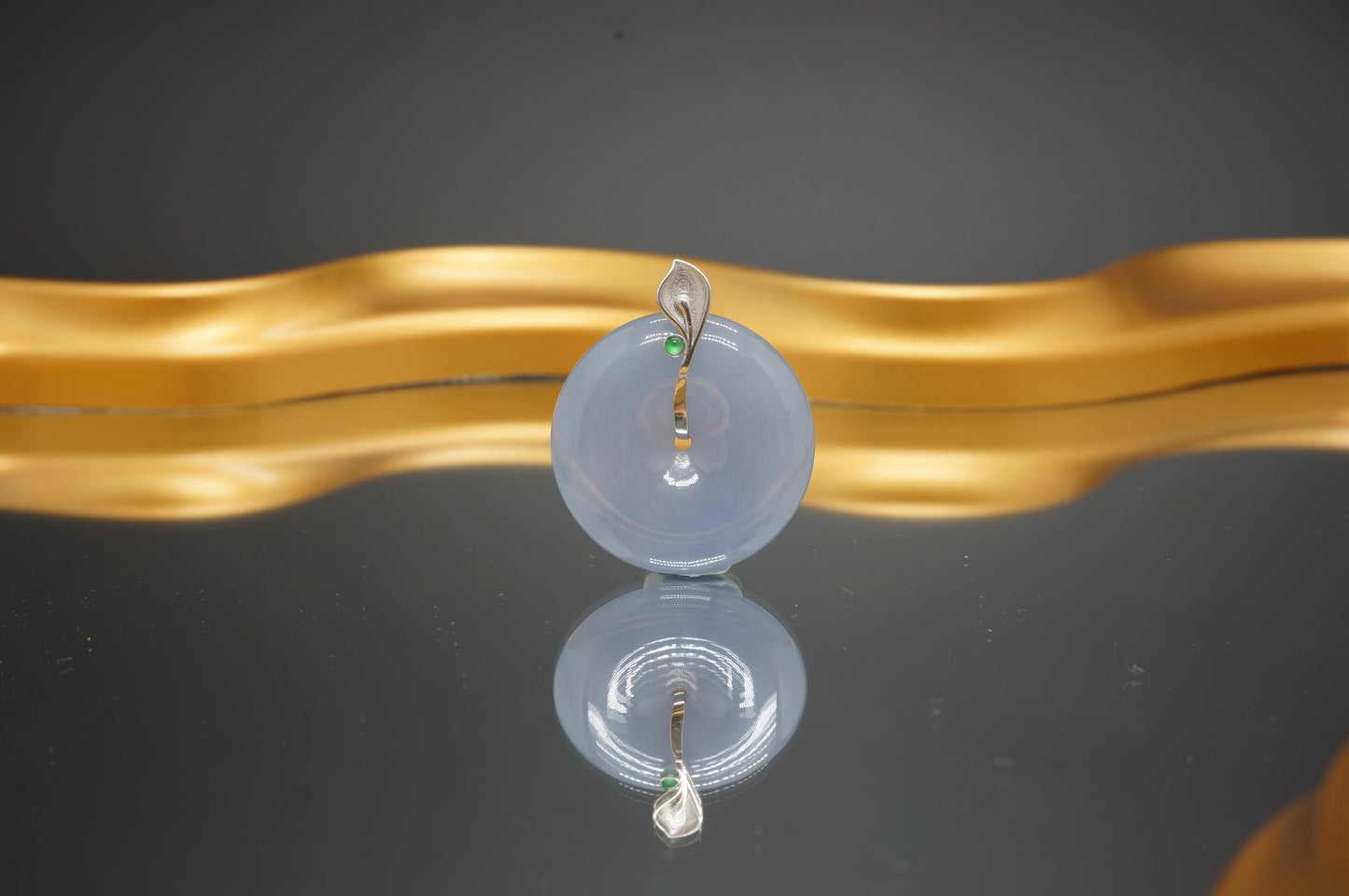 Lavender Whisper Pendant 紫雾平安扣
